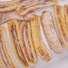 Dehydrated banana halves